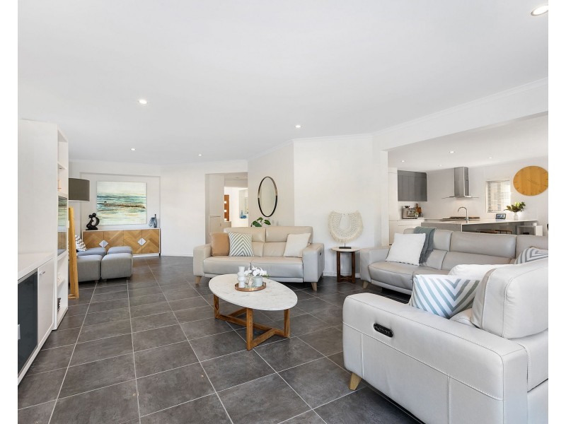 10 Francis Court, Pelican Waters QLD 4551