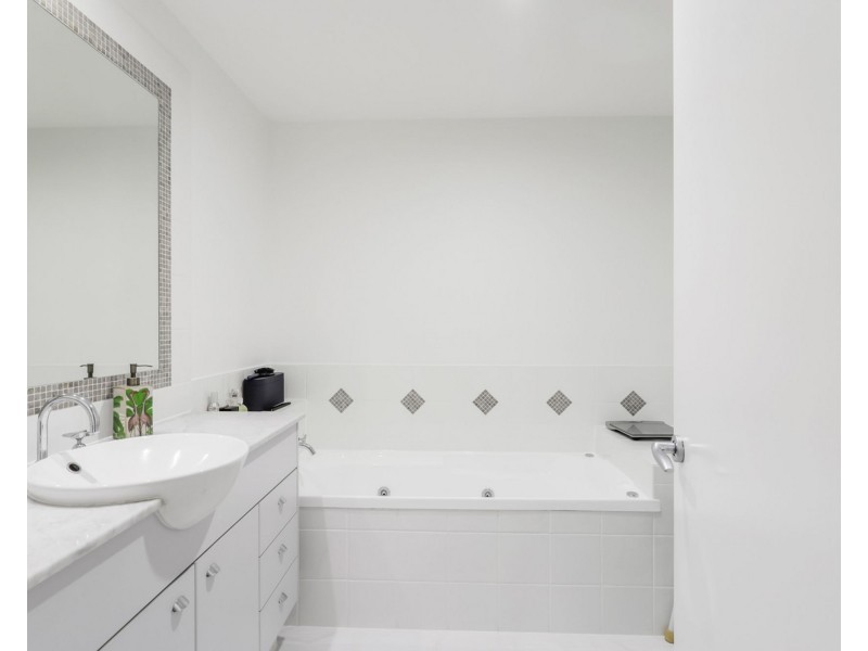 18/1 Millennium Circuit, Pelican Waters QLD 4551