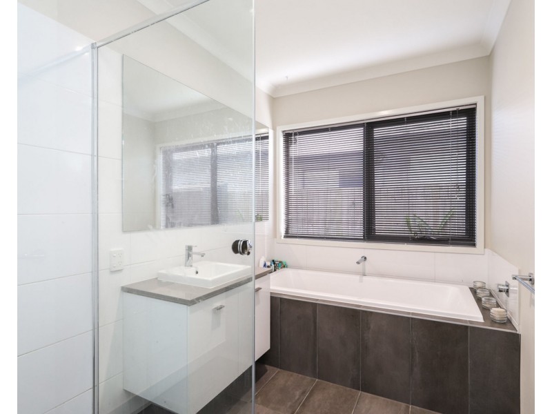 8 Lapis Street, Caloundra West QLD 4551