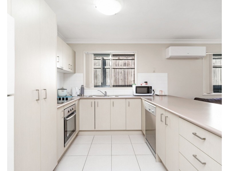8 Leeside Street, Little Mountain QLD 4551