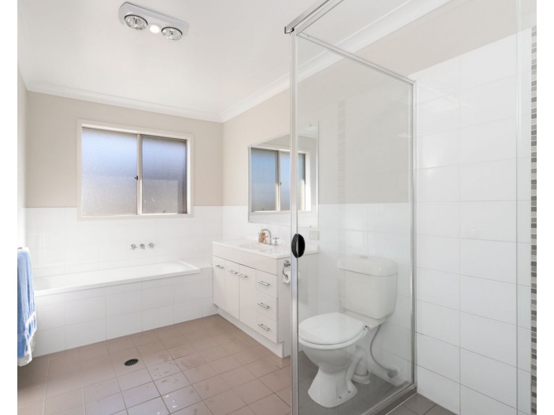 8 Leeside Street, Little Mountain QLD 4551