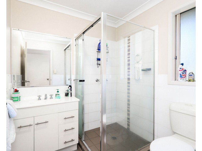8 Leeside Street, Little Mountain QLD 4551