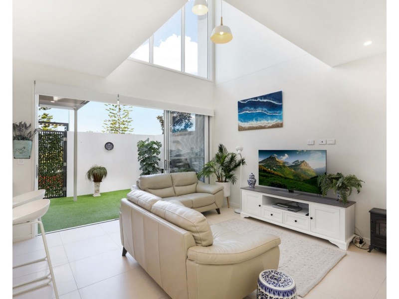 8/14 Coral Sea Drive, Pelican Waters QLD 4551