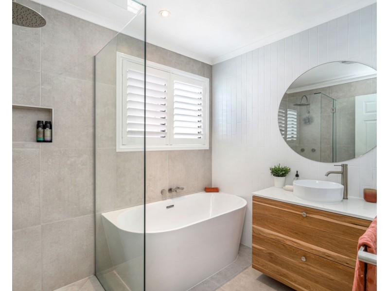 11 Anglia Place, Little Mountain QLD 4551