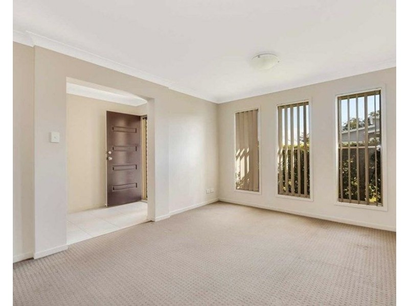 8 Leeside Street, Little Mountain QLD 4551