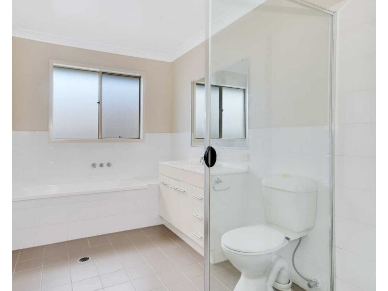 8 Leeside Street, Little Mountain QLD 4551