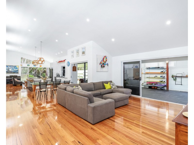 17 Admiralty Drive, Alexandra Headland QLD 4572