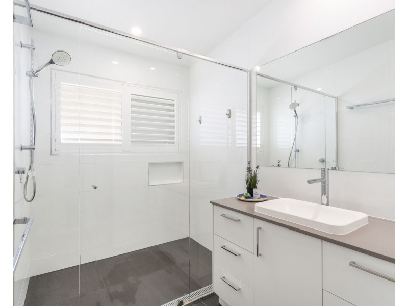17 Admiralty Drive, Alexandra Headland QLD 4572