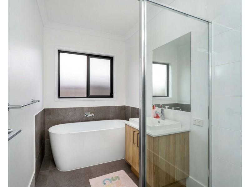 37 Maddock Avenue, Mooloolah Valley QLD 4553