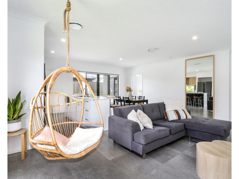 37 Maddock Avenue, Mooloolah Valley QLD 4553