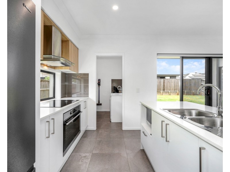 37 Maddock Avenue, Mooloolah Valley QLD 4553