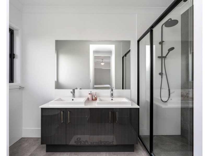 37 Maddock Avenue, Mooloolah Valley QLD 4553