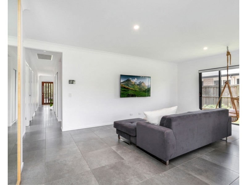 37 Maddock Avenue, Mooloolah Valley QLD 4553