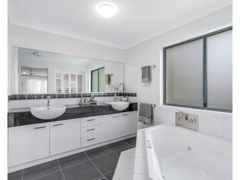 48 Kalowendha Avenue, Pelican Waters QLD 4551