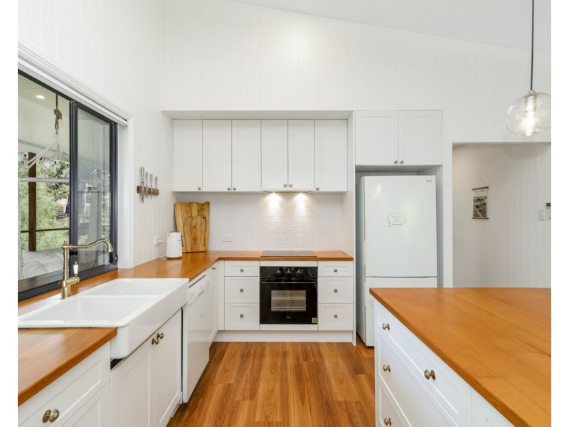 80 Panorama Drive, Nambour QLD 4560