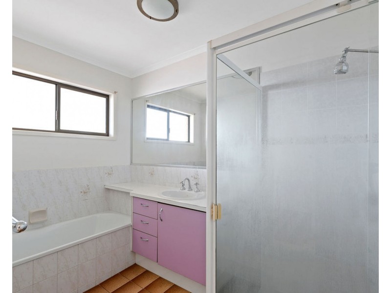 32 Peters Road, Glass House Mountains QLD 4518