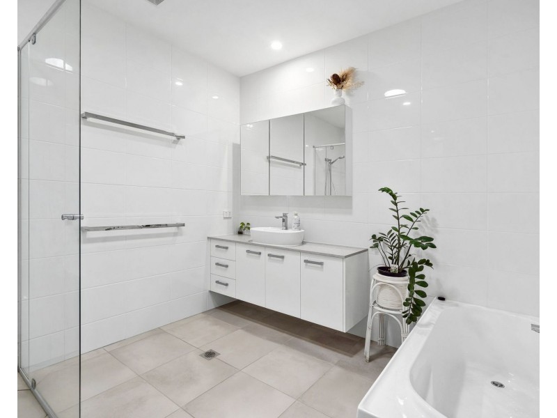 2/1A Regatta Boulevard, Wurtulla QLD 4575