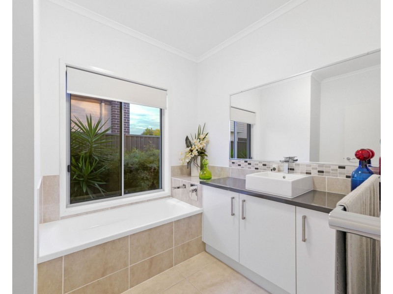 5 Wallum Close, Pelican Waters QLD 4551
