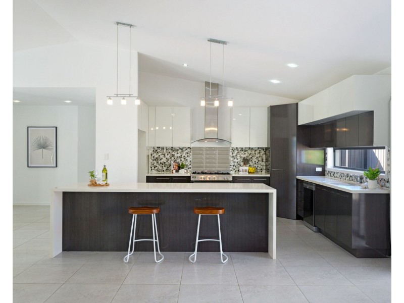 2 Creek View Place, Pelican Waters QLD 4551