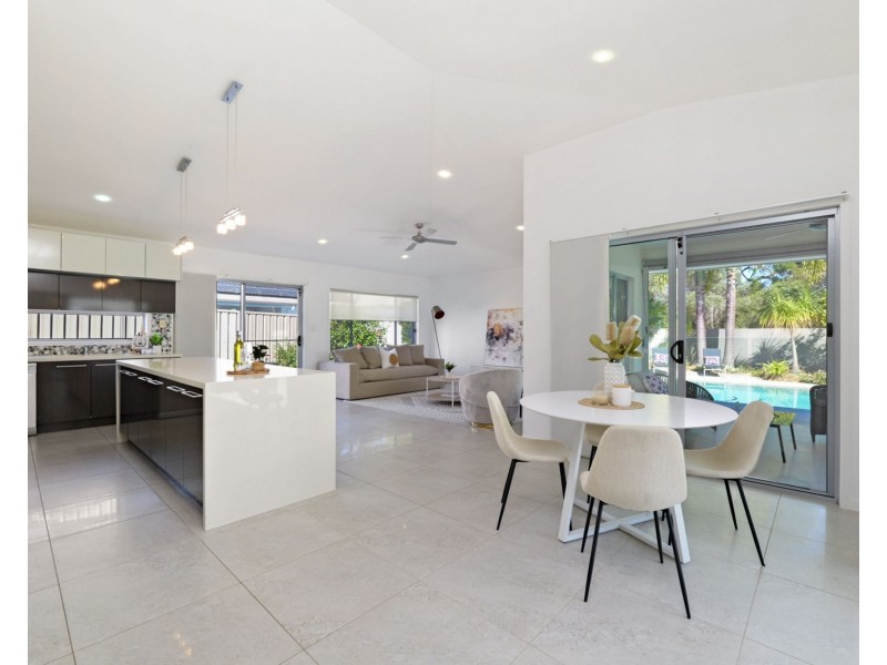 2 Creek View Place, Pelican Waters QLD 4551