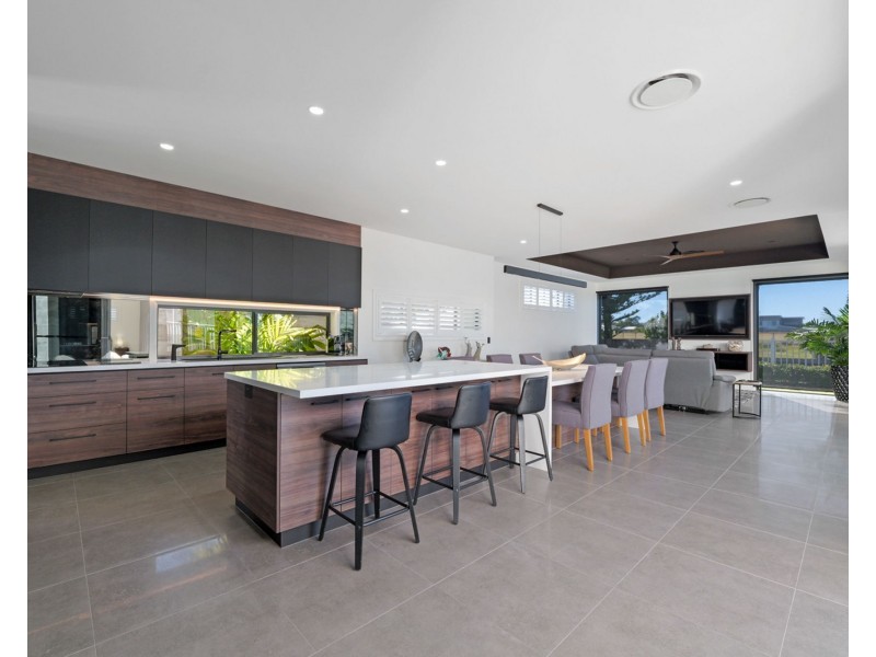 10 Arlington Drive, Pelican Waters QLD 4551