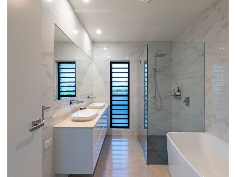 2 Simons Road, Towen Mountain QLD 4560