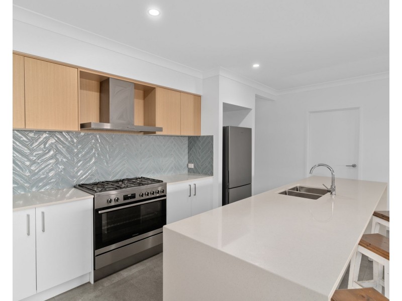 33 Valley Crescent, Palmview QLD 4553