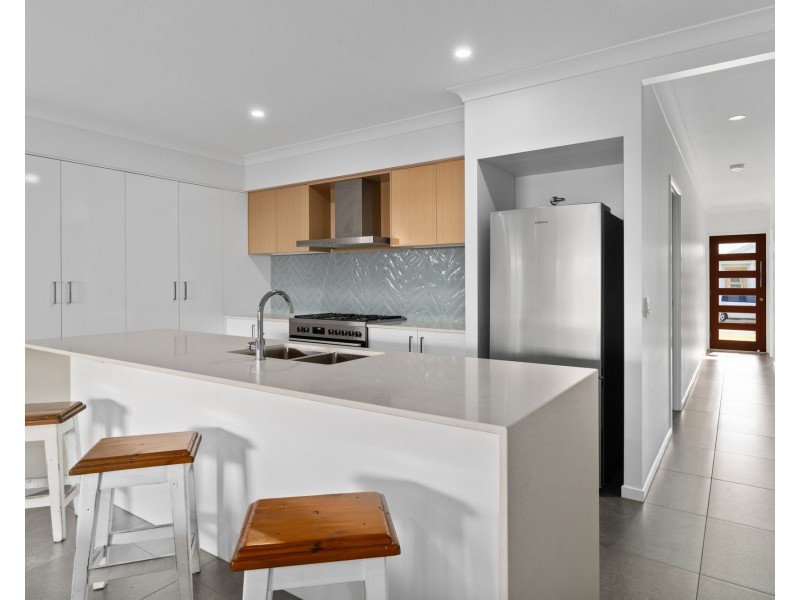 33 Valley Crescent, Palmview QLD 4553