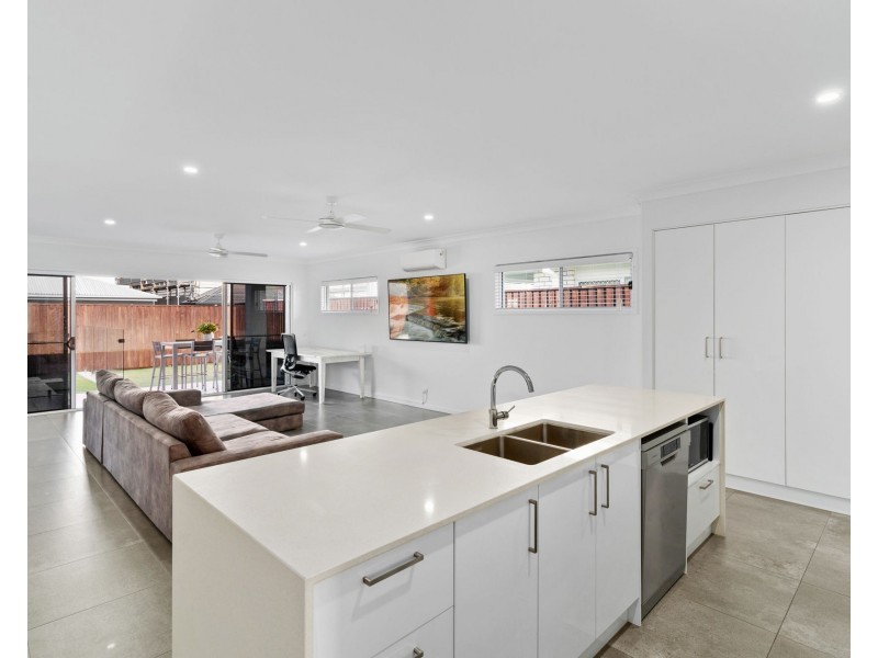 33 Valley Crescent, Palmview QLD 4553