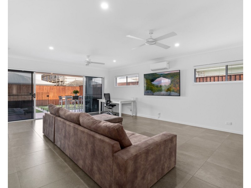 33 Valley Crescent, Palmview QLD 4553