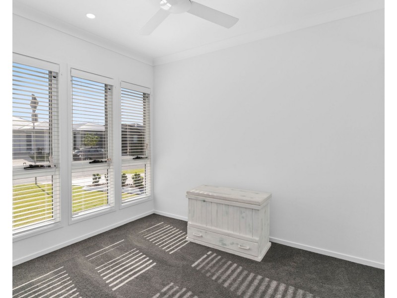 33 Valley Crescent, Palmview QLD 4553