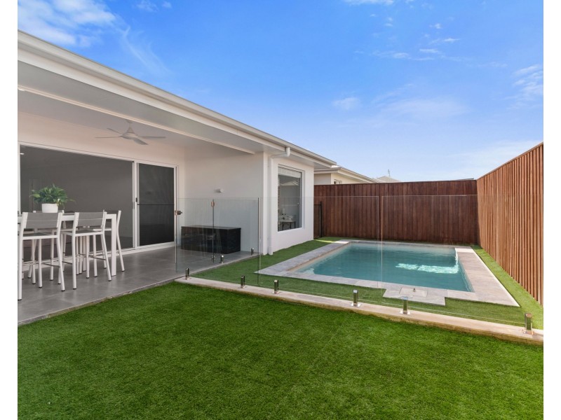 33 Valley Crescent, Palmview QLD 4553