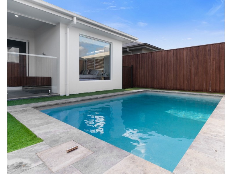 33 Valley Crescent, Palmview QLD 4553
