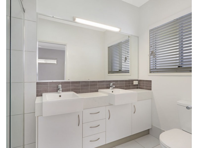 136 Grand Parade, Kawana Island QLD 4575