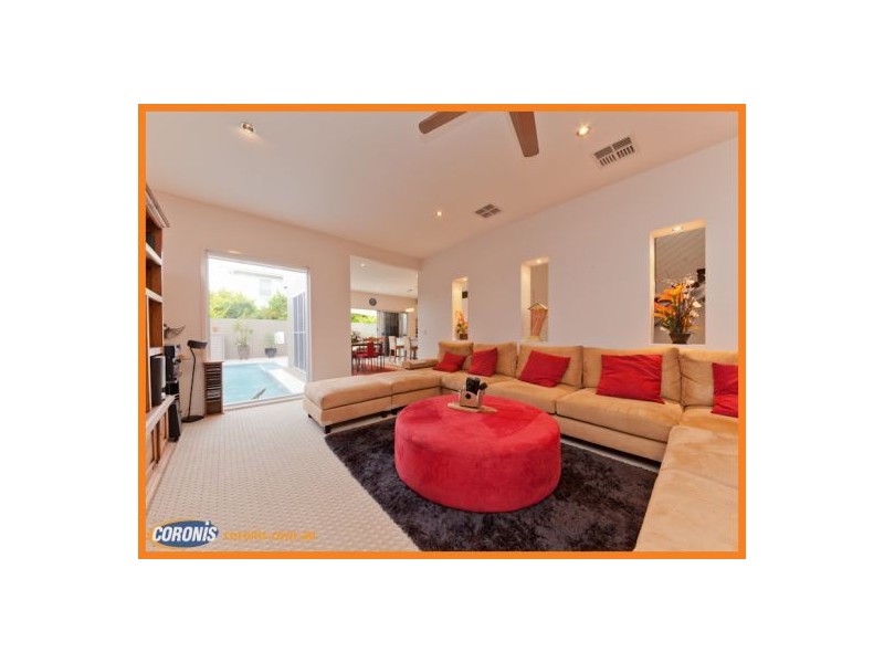 8 Magnetic Street, Kawana Island QLD 4575