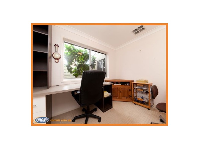 8 Magnetic Street, Kawana Island QLD 4575