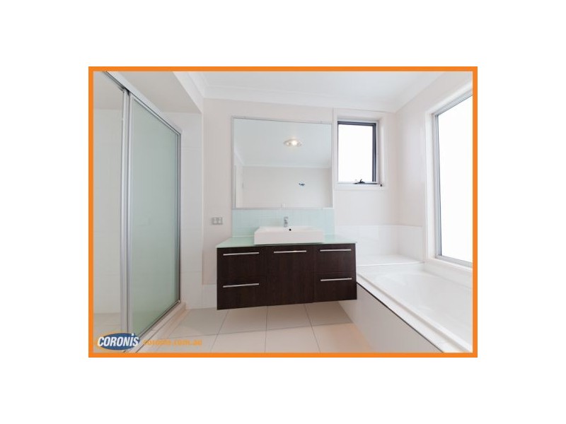 8 Magnetic Street, Kawana Island QLD 4575