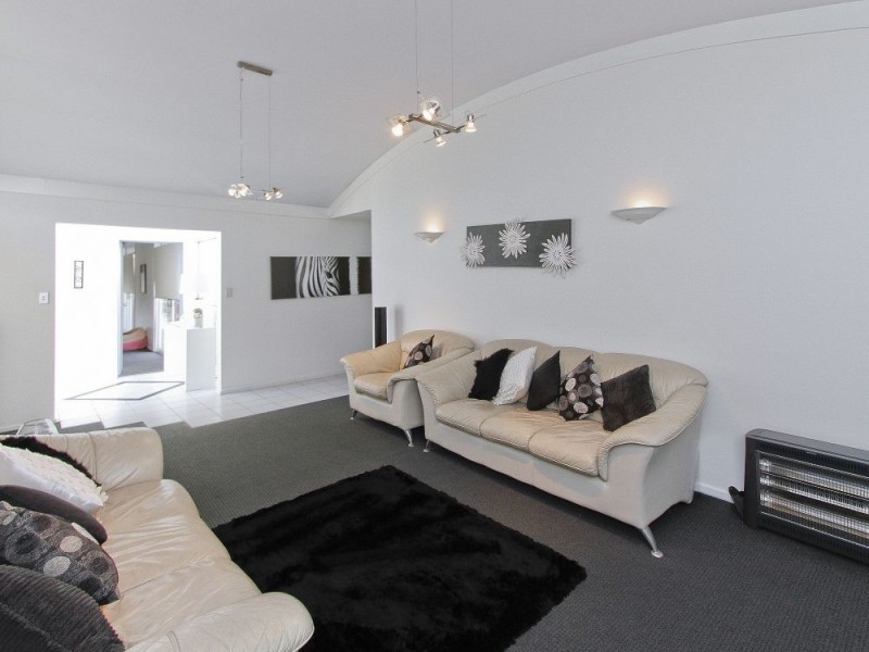 6 Discovery Drive, Little Mountain QLD 4551