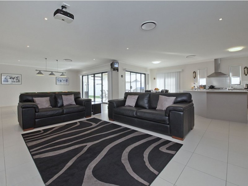 20 Whitehaven Way, Pelican Waters QLD 4551