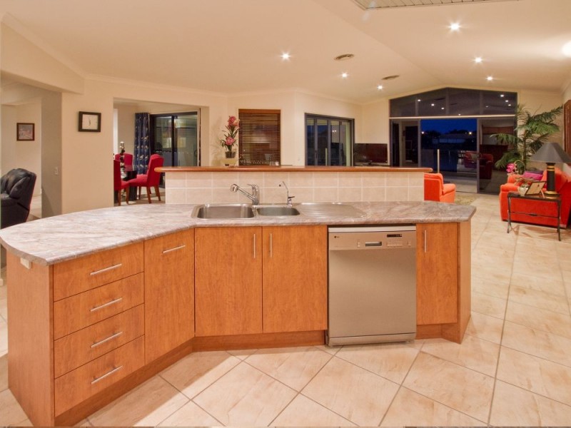 14 Dominica Place, Kawana Island QLD 4575