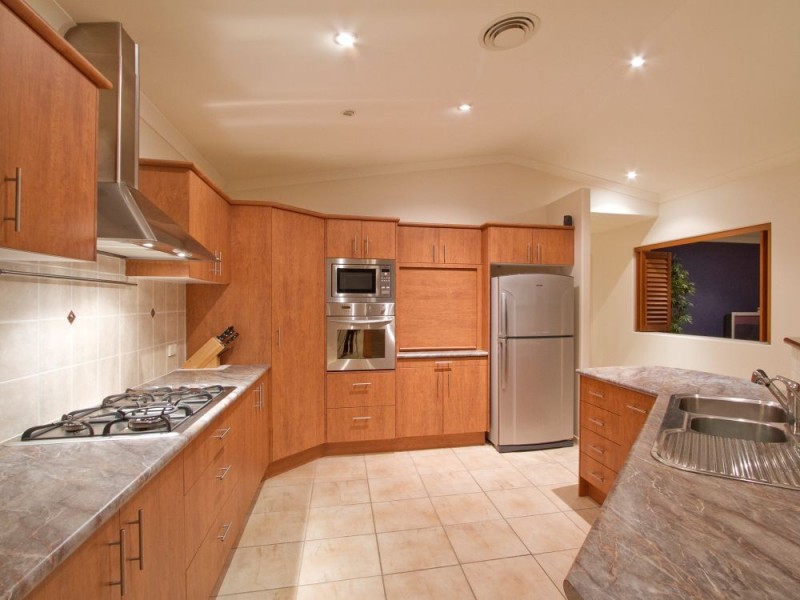 14 Dominica Place, Kawana Island QLD 4575