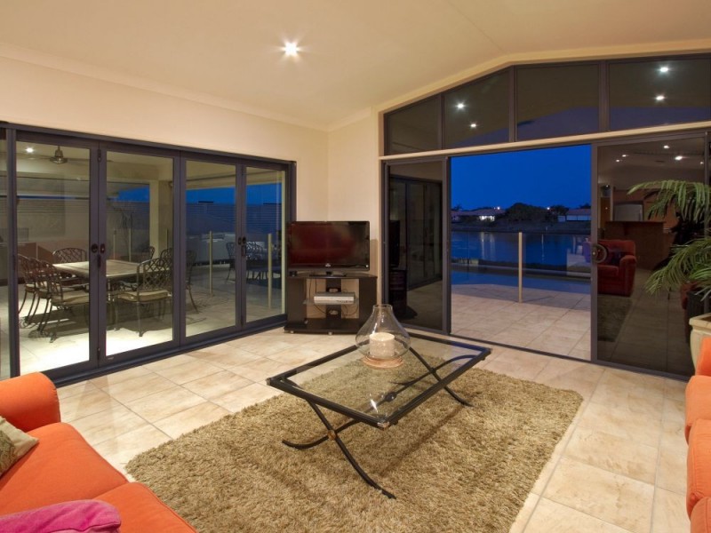 14 Dominica Place, Kawana Island QLD 4575