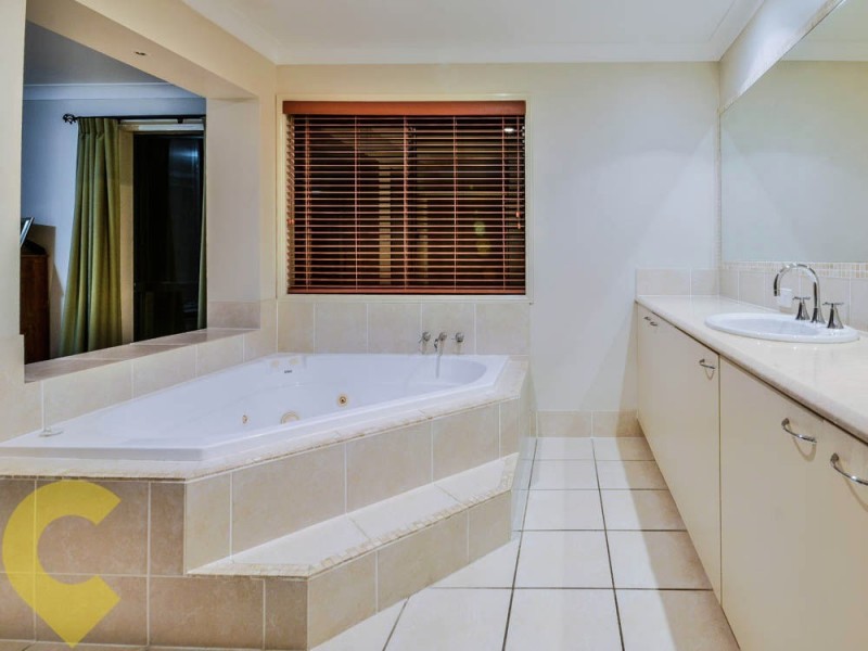 1 Earls Court, Little Mountain QLD 4551