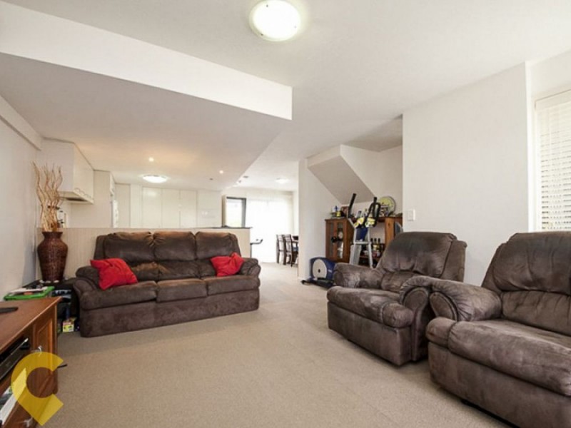 28/10 Grand Parade, Kawana Island QLD 4575