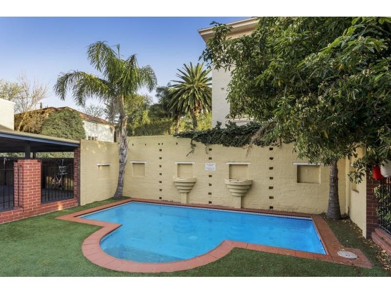 2/3 Lansdowne Road, St Kilda East VIC 3183