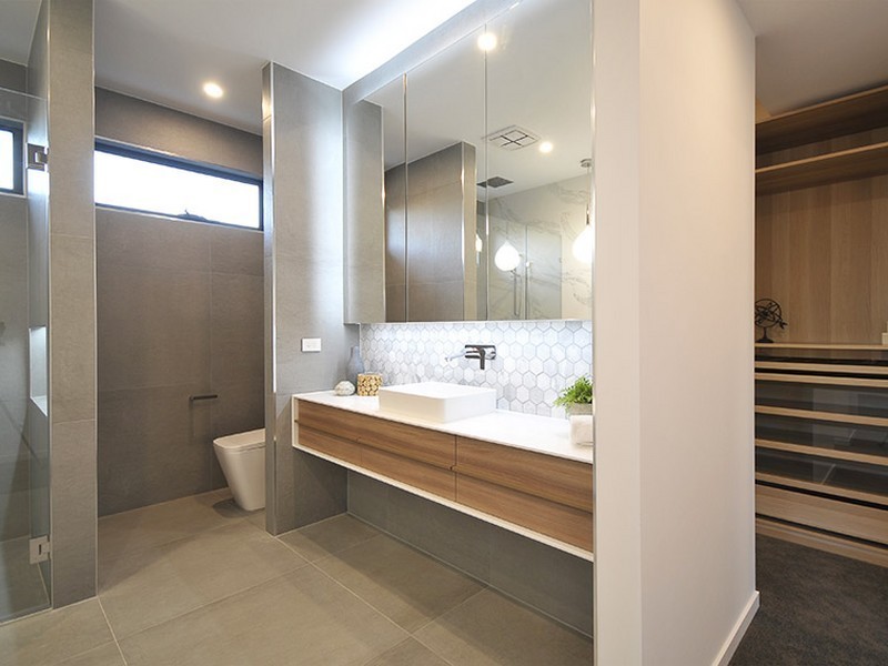 16B Chant Street, Broadbeach Waters QLD 4218