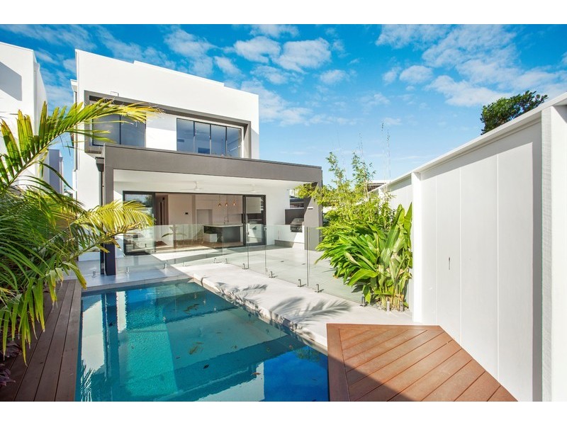 1/16 Chant Street, Broadbeach Waters QLD 4218