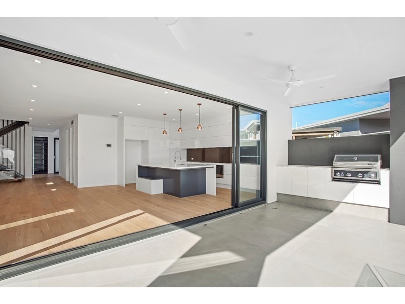 1/16 Chant Street, Broadbeach Waters QLD 4218