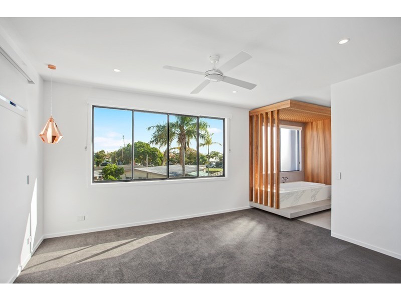 1/16 Chant Street, Broadbeach Waters QLD 4218