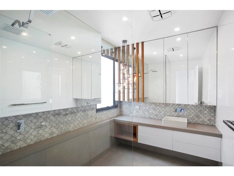 1/16 Chant Street, Broadbeach Waters QLD 4218